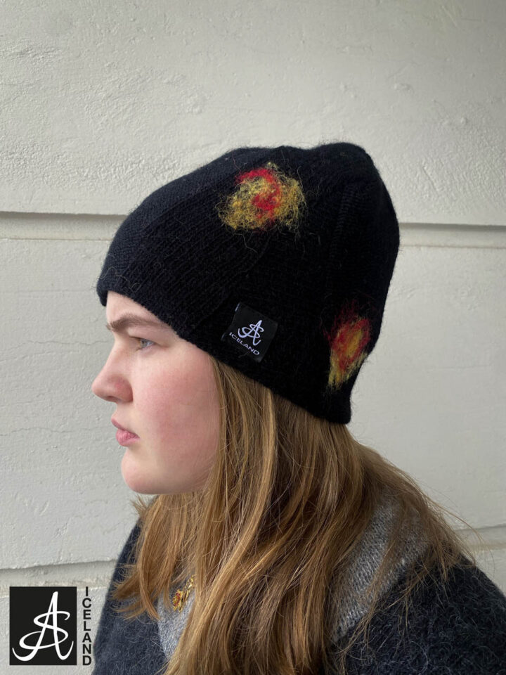 svart mössa med detaljer Spesý Húfa - Eldur - Image 1